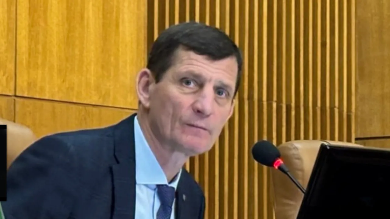 Чоловік у костюмі говорить на конференції