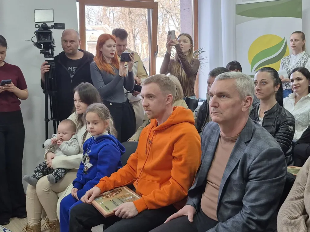 Люди на публічному заході слухають виступ