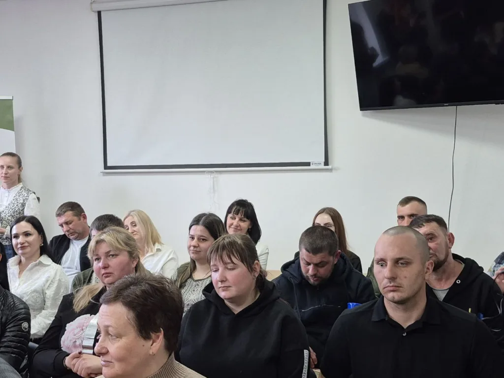 Люди слухають презентацію у конференц-залі