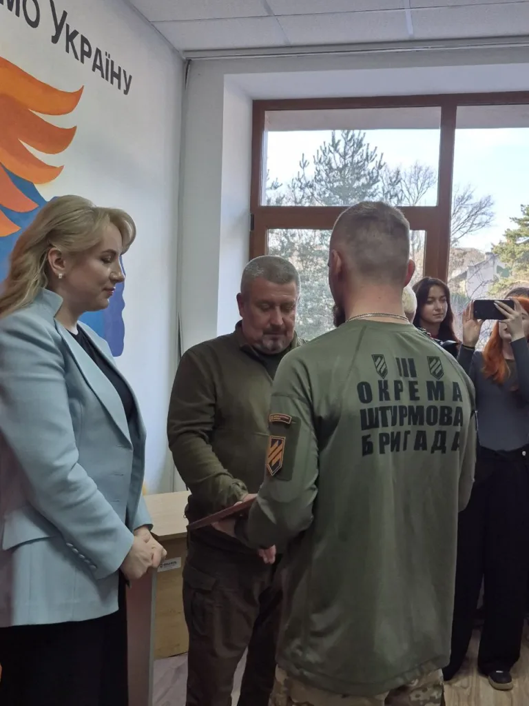 Військовий отримує нагороду під час церемонії