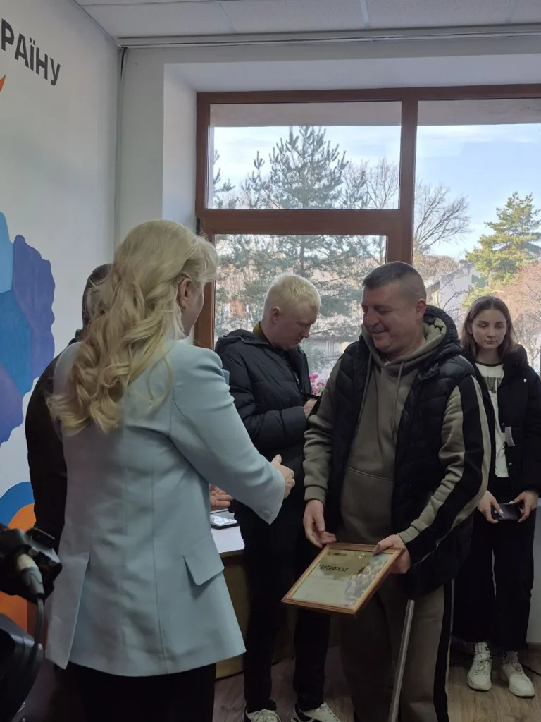 Вручення сертифіката у приміщенні з людьми