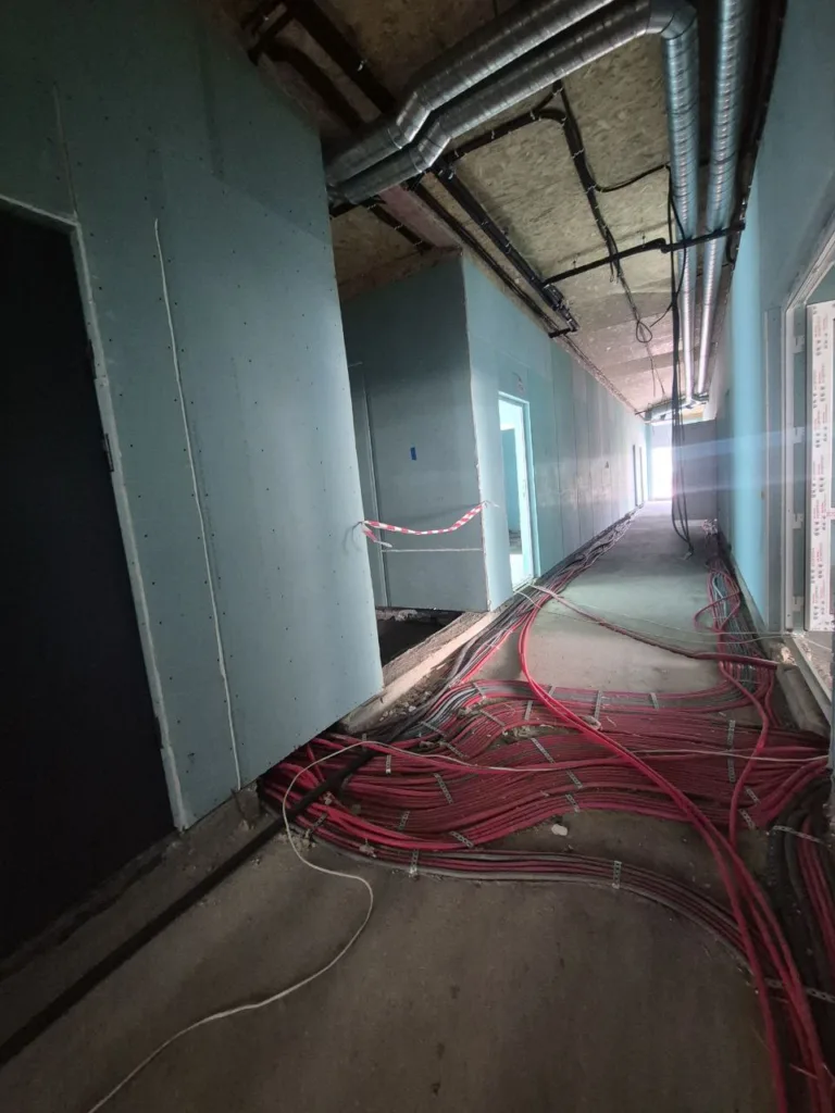 Прокладання електрокабелів у будівельному коридорі