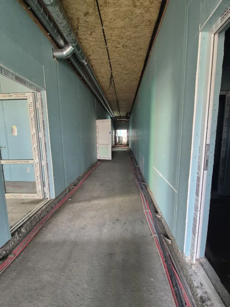Коридор будівлі на етапі ремонту
