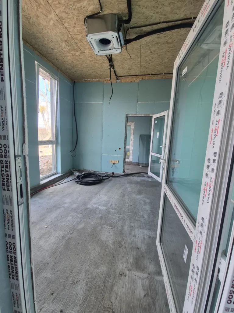Будівництво кімнати з встановленими вікнами та дверима