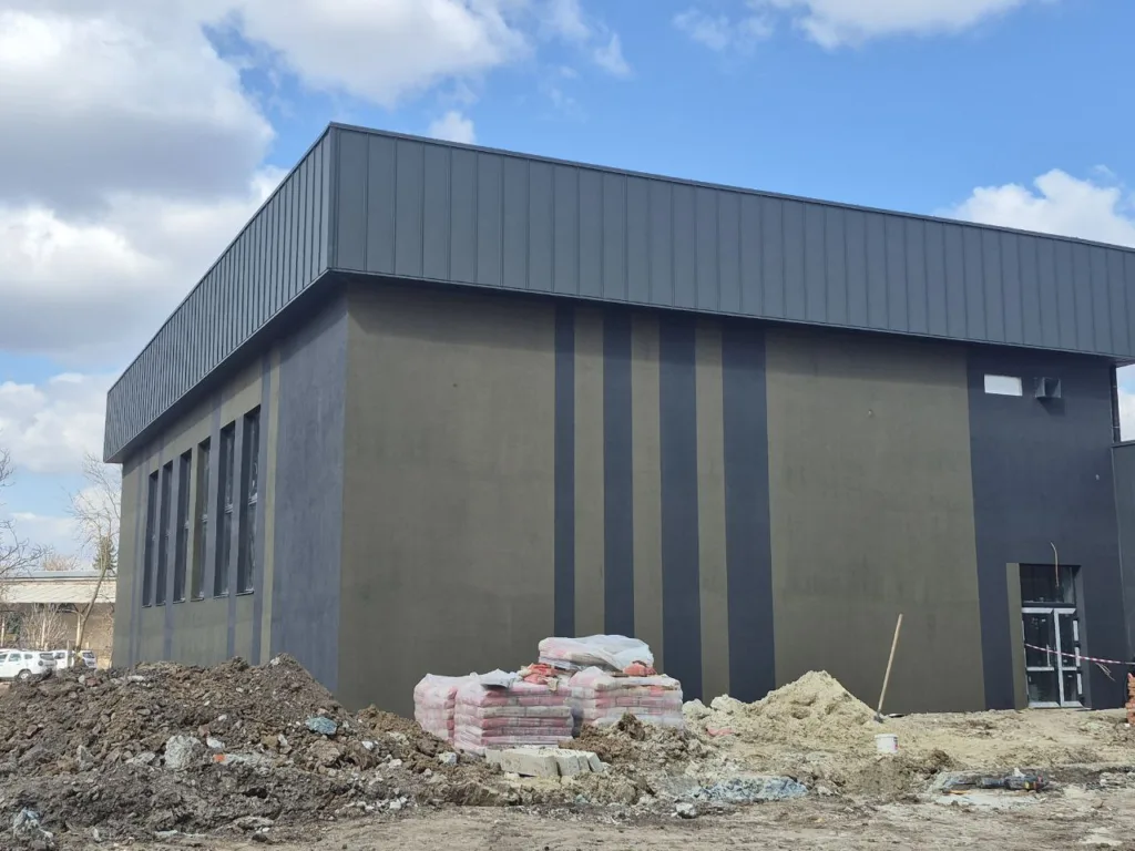 Сучасна сіра будівля на етапі будівництва