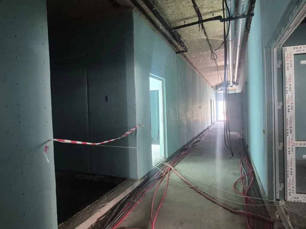 Будівництво коридору з електрокабелями та гіпсокартоном