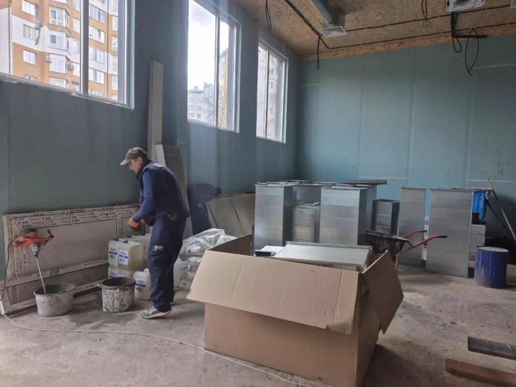 Робітник проводить ремонтні роботи в приміщенні