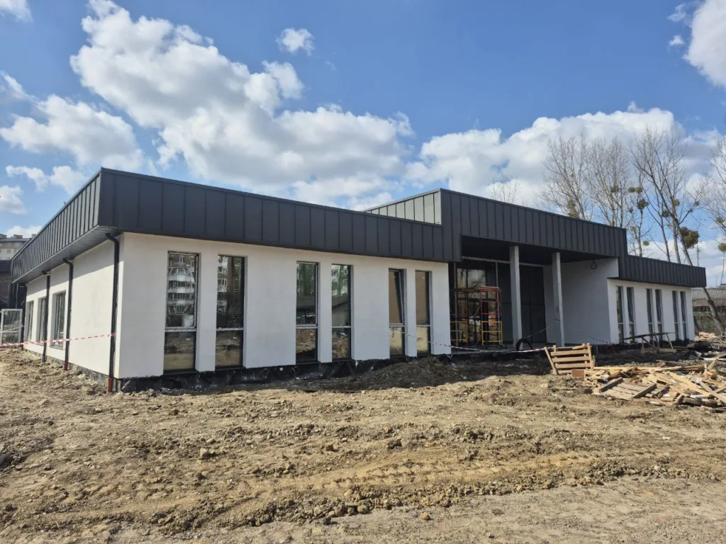 Сучасна будівля на етапі будівництва під сонцем