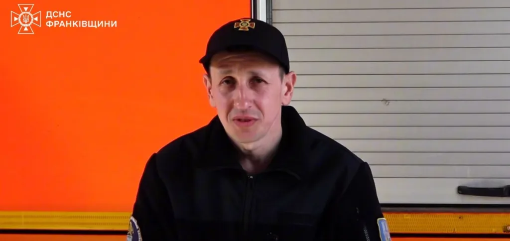 Рятувальник ДСНС Франківщини перед пожежною машиною