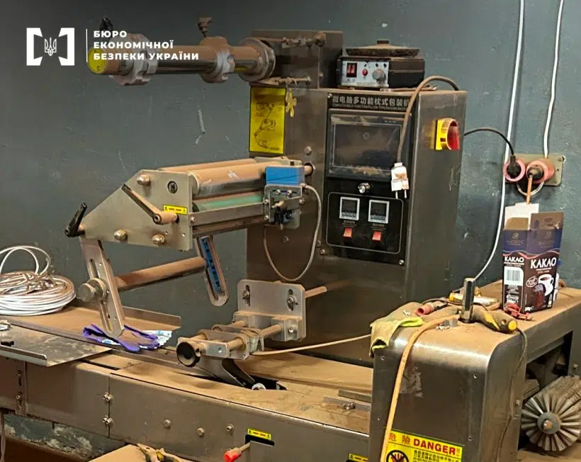 Промислове обладнання на виробничому столі