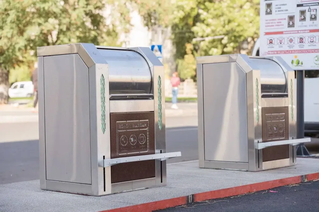 Сучасні контейнери для сміття на вулиці міста