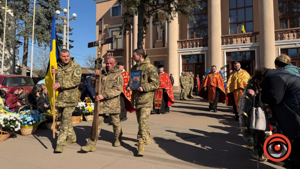 Похорон українського військового з прапором та священниками