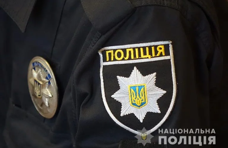 Уніформа української національної поліції з емблемою