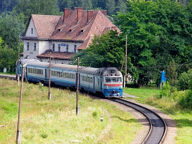 Пасажирський поїзд наближається до залізничної станції