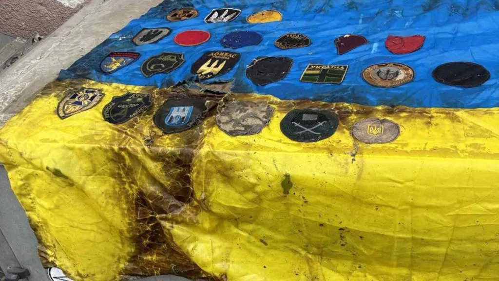 Український прапор із військовими шевронами