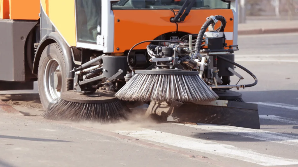 Прибиральна машина чистить міську вулицю
