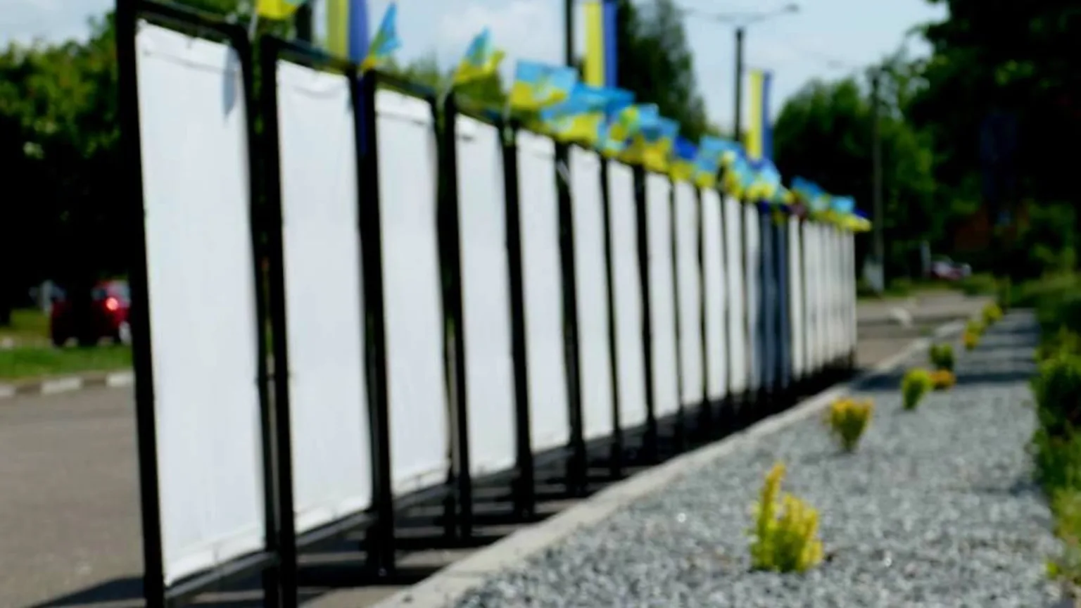 Порожні рекламні щити з українськими прапорами