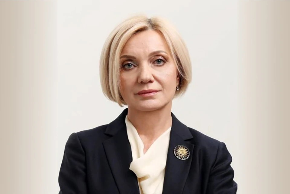 Жінка в діловому костюмі на світлому тлі