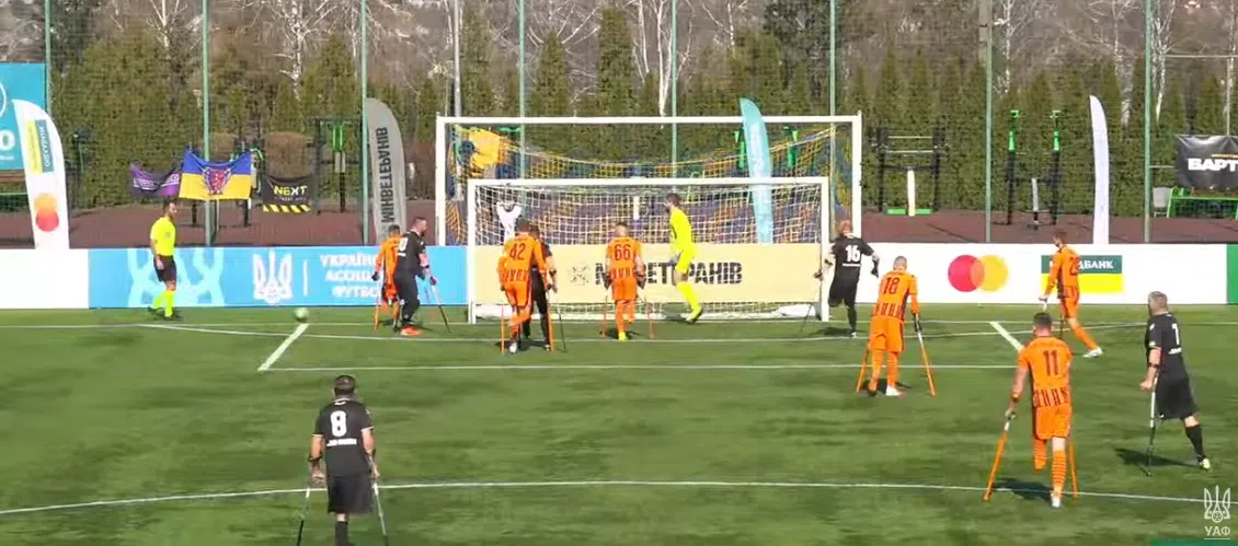 Футболісти на милицях грають біля воріт
