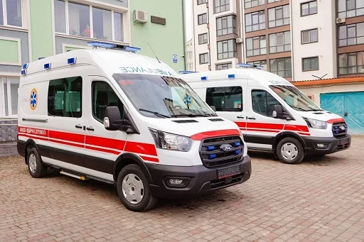Два автомобілі швидкої допомоги біля будівлі