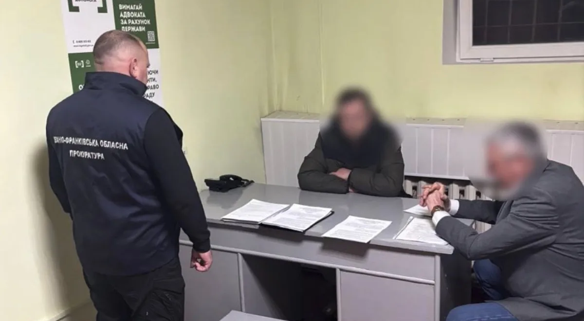 Офіцер прокуратури проводить допит у кабінеті