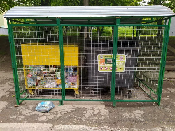 Контейнери для роздільного збору сміття на вулиці