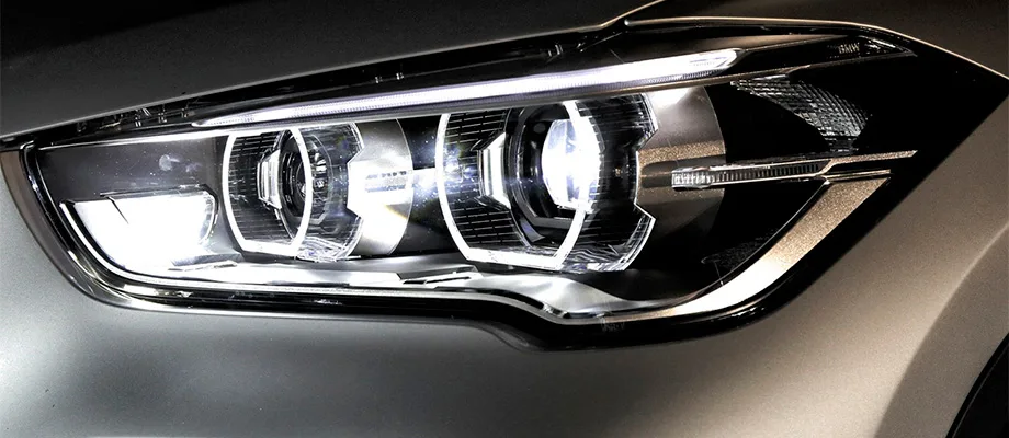 Світлодіофар автомобіля крупним планом