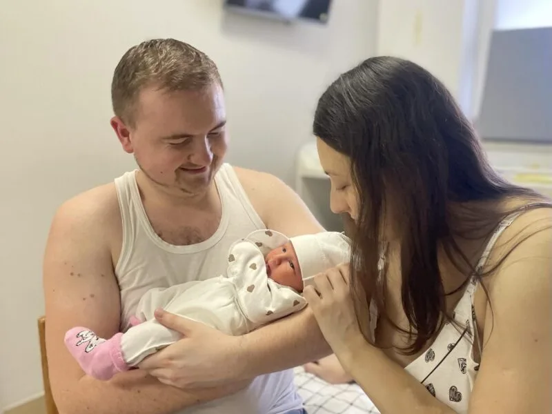 Батьки тримають немовля на руках у лікарні