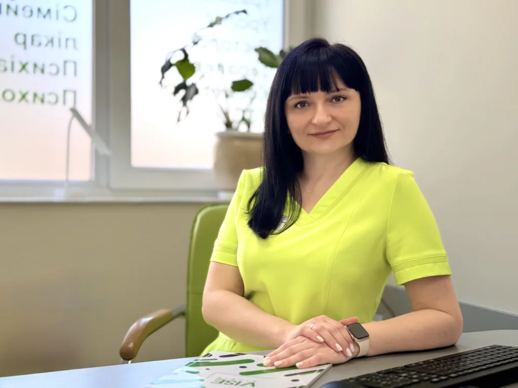 Жінка у жовтій уніформі в офісі