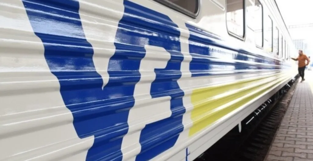 Пасажирський поїзд Укрзалізниці на залізничній станції