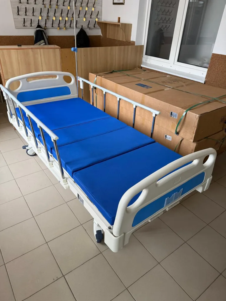 Лікарняне ліжко з синім матрацом у палаті