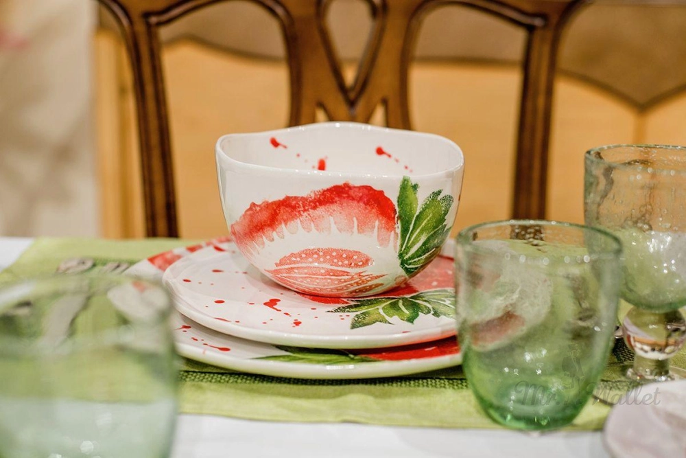 Керамічний посуд з малюнком полуниці на столі