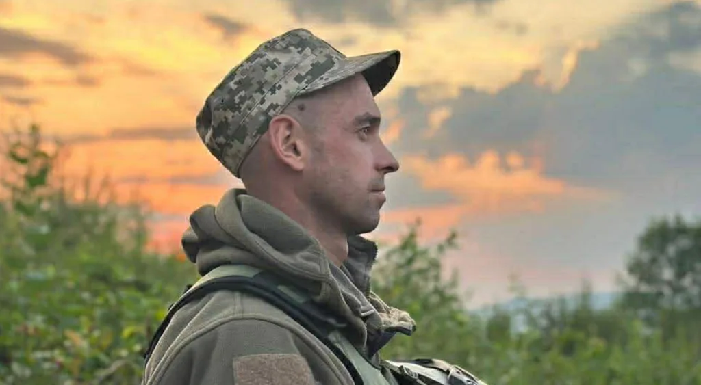 Український військовий на заході сонця