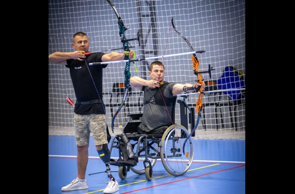 Параспортсмени тренуються зі стрільби з лука в залі