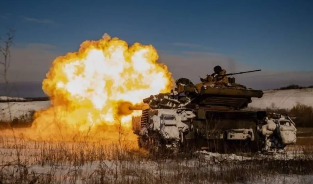 Танк веде бойові дії на засніженому полі