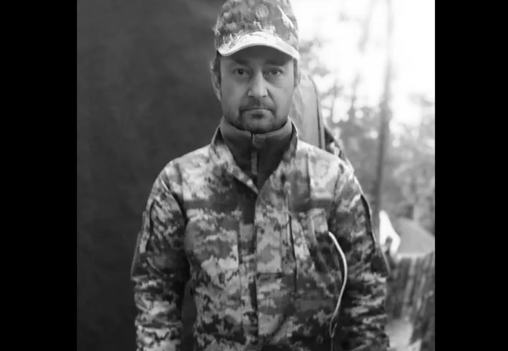 Чоловік у камуфляжі на природі