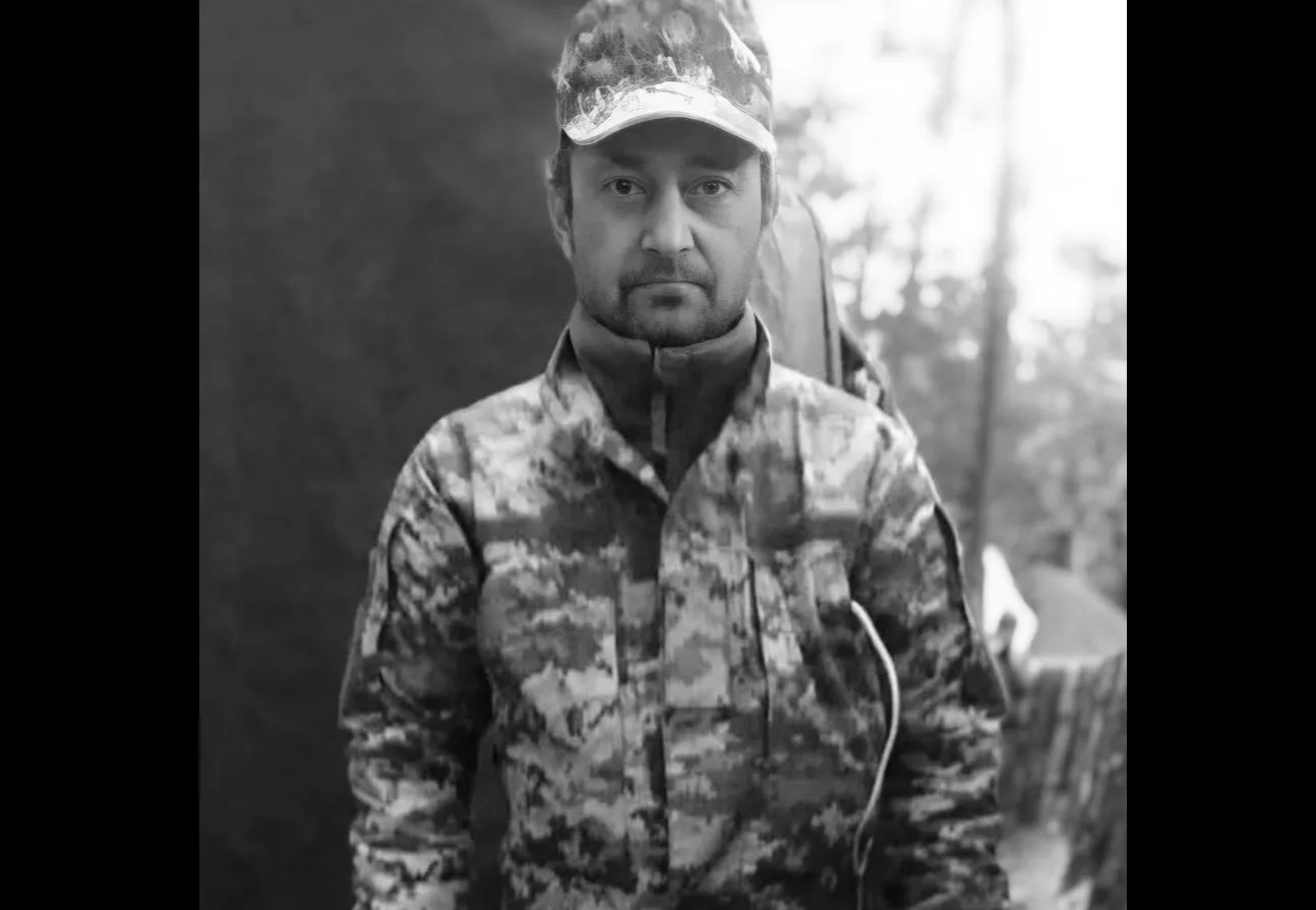 Чоловік у камуфляжі на природі