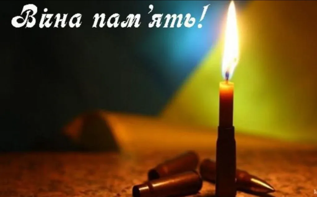 Свічка пам’яті на тлі гільз