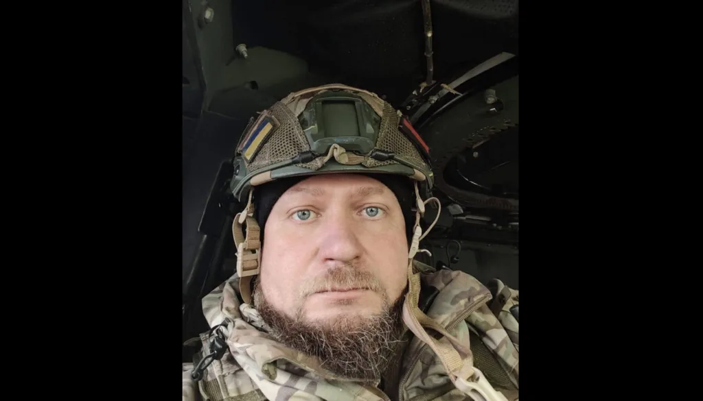 Український військовий у шоломі в бронетехніці