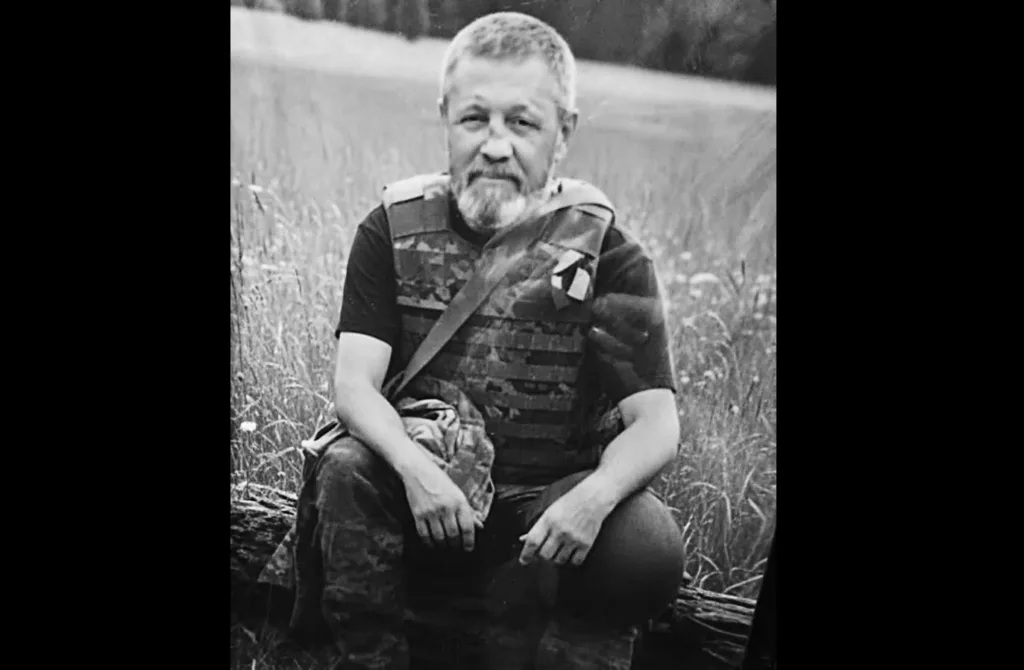 Військовий чоловік сидить у полі