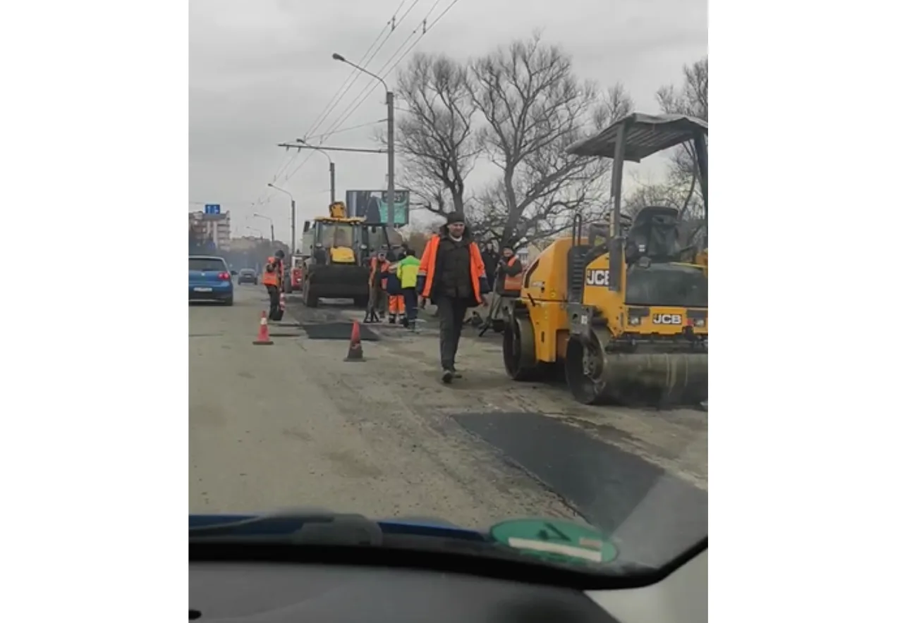 Ремонт дороги будівельниками з технікою JCB