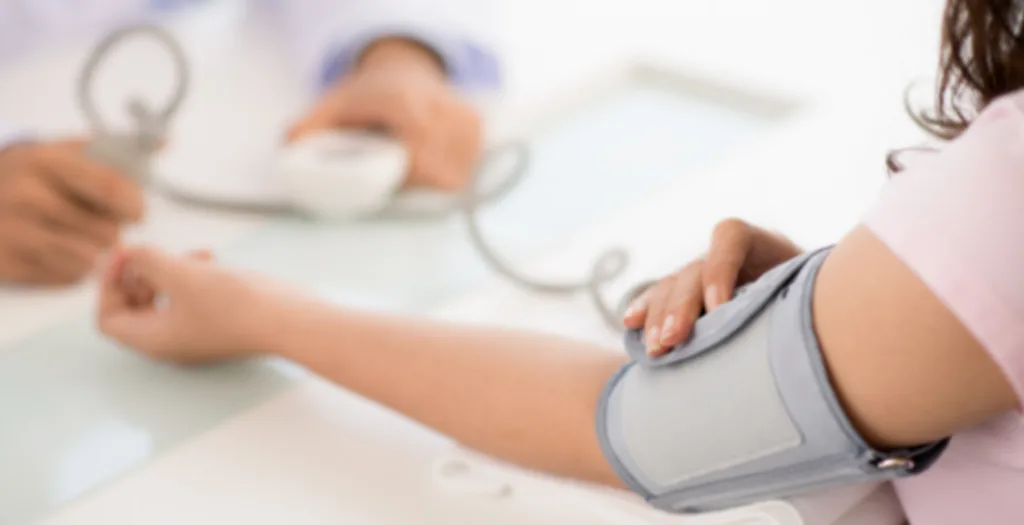 Лікар вимірює артеріальний тиск пацієнту