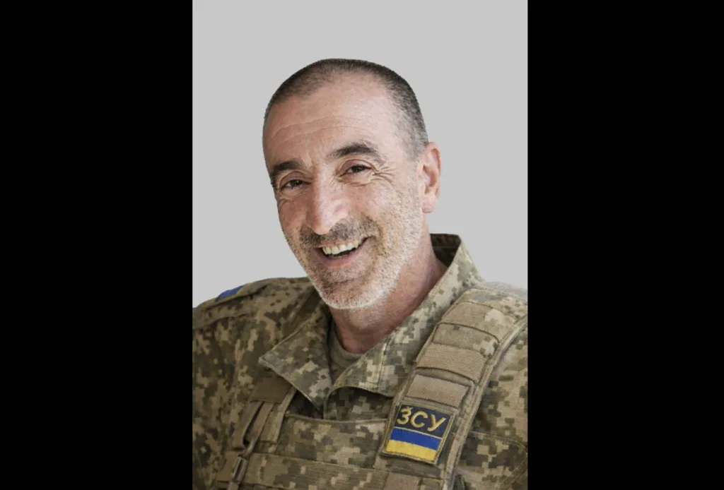 Український військовий у формі ЗСУ усміхається