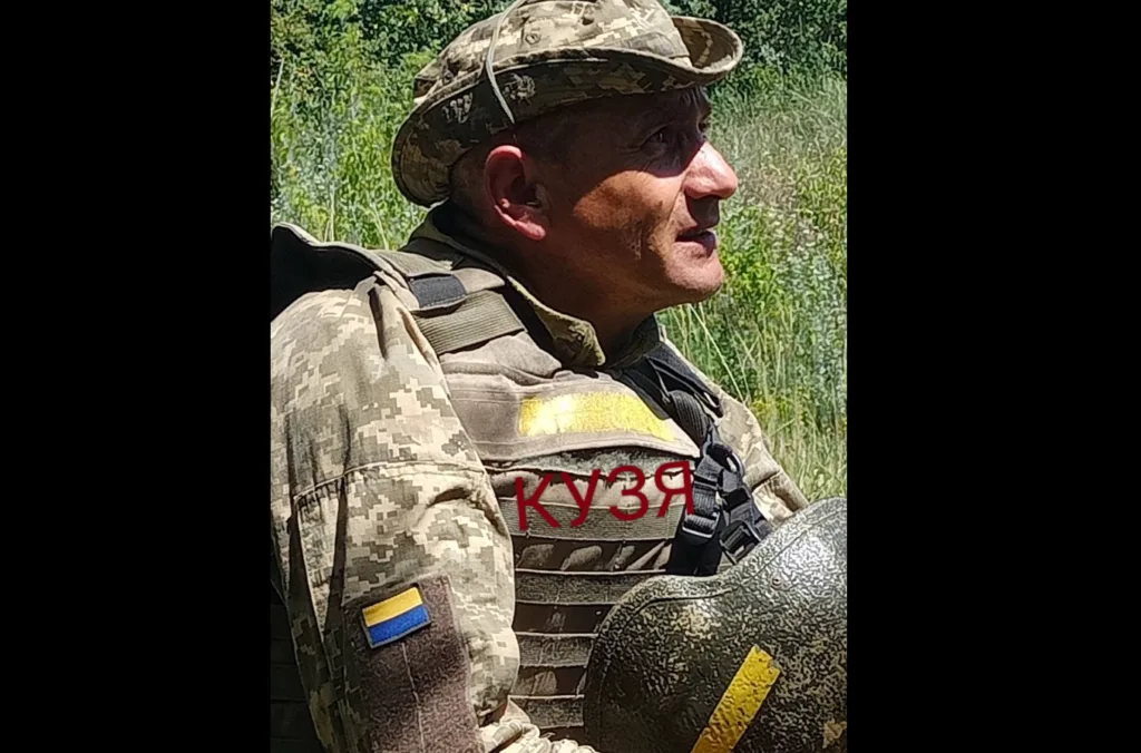 Український військовий у формі з бронежилетом