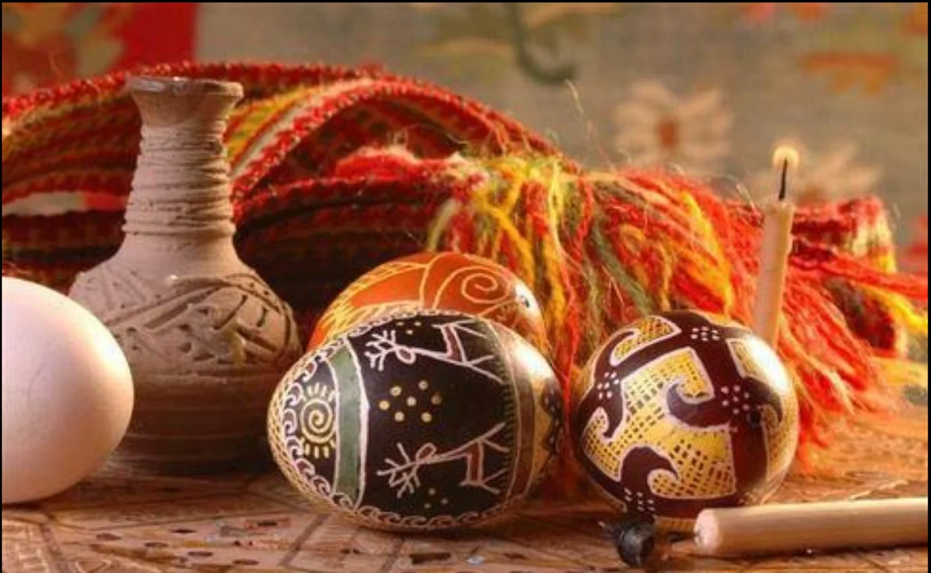 Українські писанки та глиняний глечик на рушнику