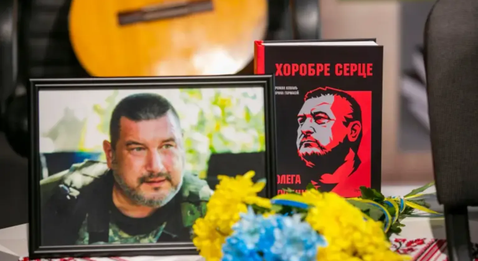 Портрет, книга і квіти на столі