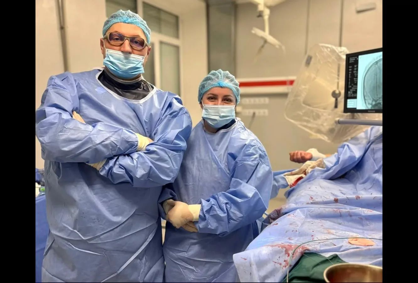 Хірурги у операційній під час медичної процедури