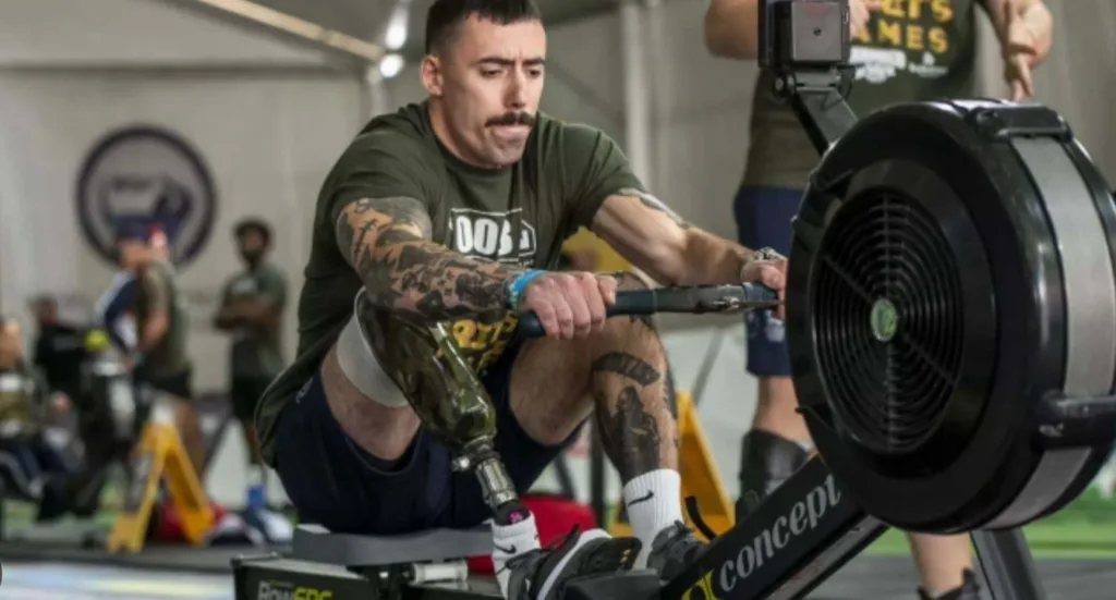 Спортсмен з протезом тренується на весловому тренажері