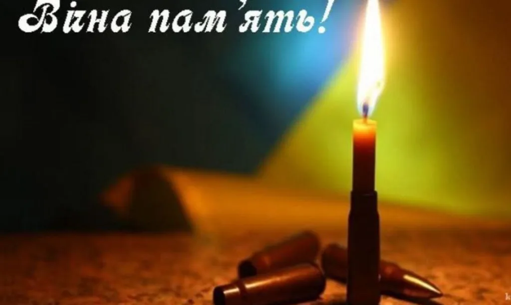 Запалена свічка пам’яті та гільзи