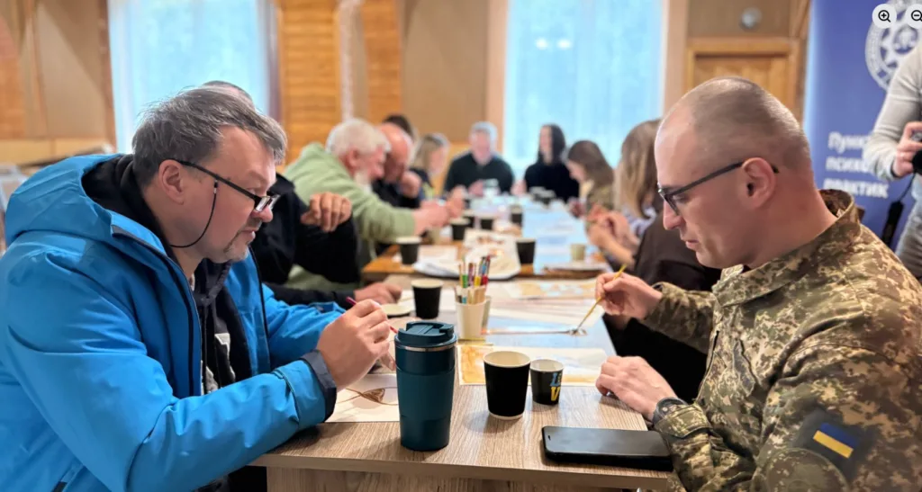 Люди малюють на арт-терапії для військових